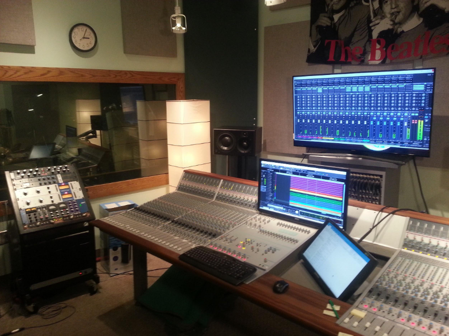 Vue de la console et des principaux écrans du studio d'enregistrement.